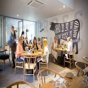 On The Square מלון 4*