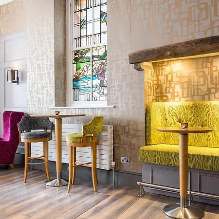 Отель On The Square 4*